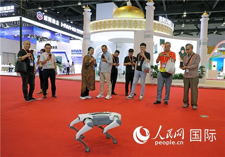 東博會上，觀眾正在參觀一只機器狗。綠色能源、新能源汽車、綠色農(nóng)產(chǎn)品等成為本屆東博會觀眾關(guān)注的焦點。人民網(wǎng)記者 趙益普攝