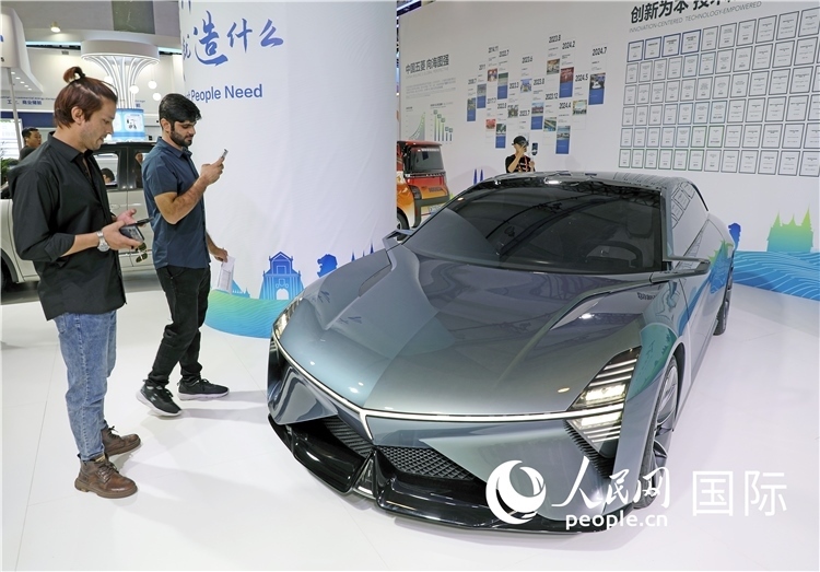 東博會上，上汽通用五菱展出的一款名為“東盟之光”的新能源概念車吸引參觀者駐足。人民網(wǎng)記者趙益普攝