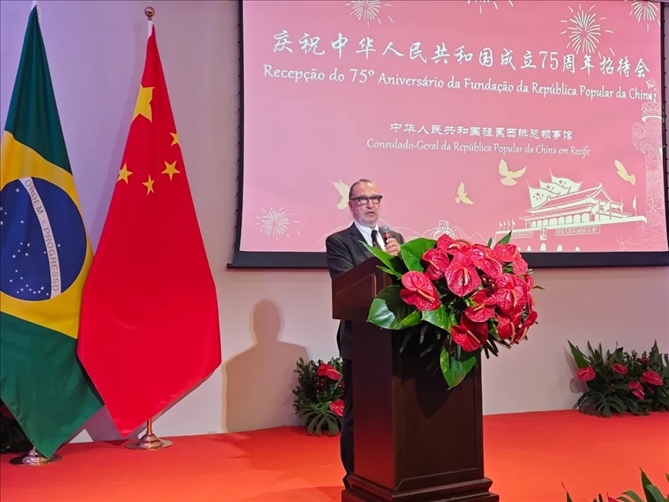 巴西外交部駐東北部地區(qū)辦公室主任德寶拉大使在招待會上致辭。 中國駐累西腓總領館供圖