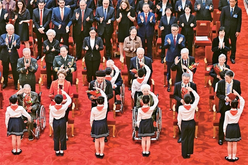 2024年9月29日，中華人民共和國國家勛章和國家榮譽(yù)稱號頒授儀式在北京人民大會(huì)堂隆重舉行。圖為少先隊(duì)員向國家勛章和國家榮譽(yù)稱號獲得者敬禮致意。 新華社記者 岳月偉/攝