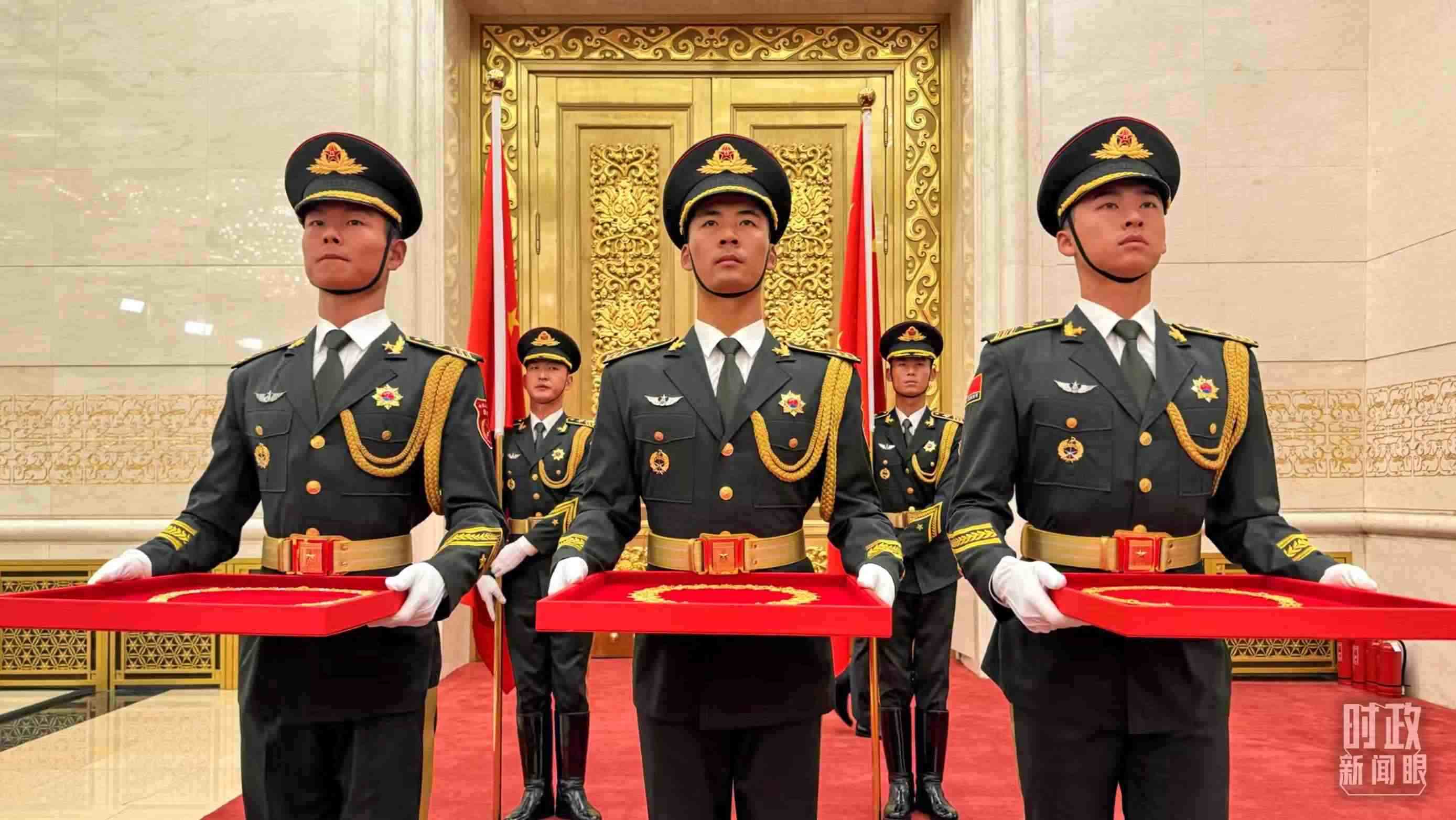 禮兵手捧共和國勛章、友誼勛章和國家榮譽稱號獎?wù)隆＃偱_央視記者李增仁拍攝）