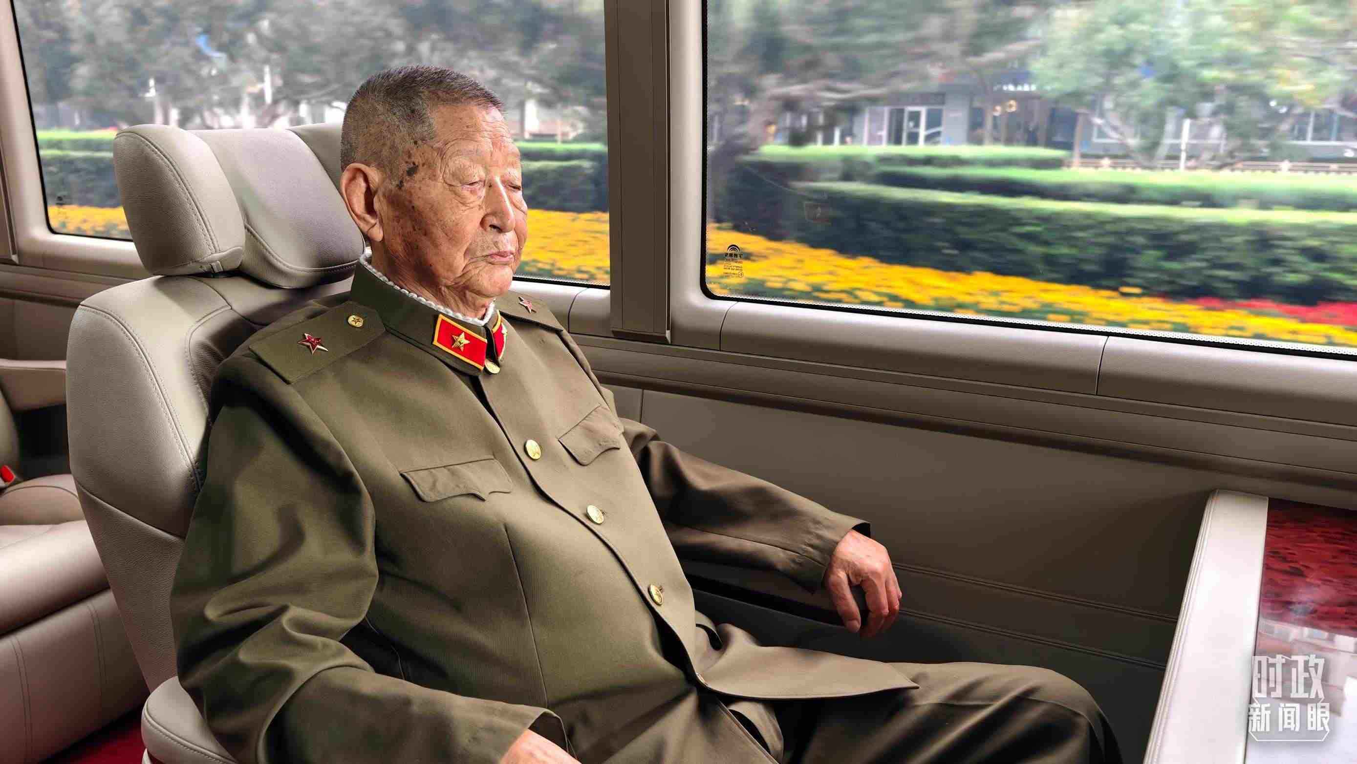 “共和國勛章”獲得者黃宗德乘坐禮賓車前往人民大會堂。（總臺央視記者胡瑋拍攝）