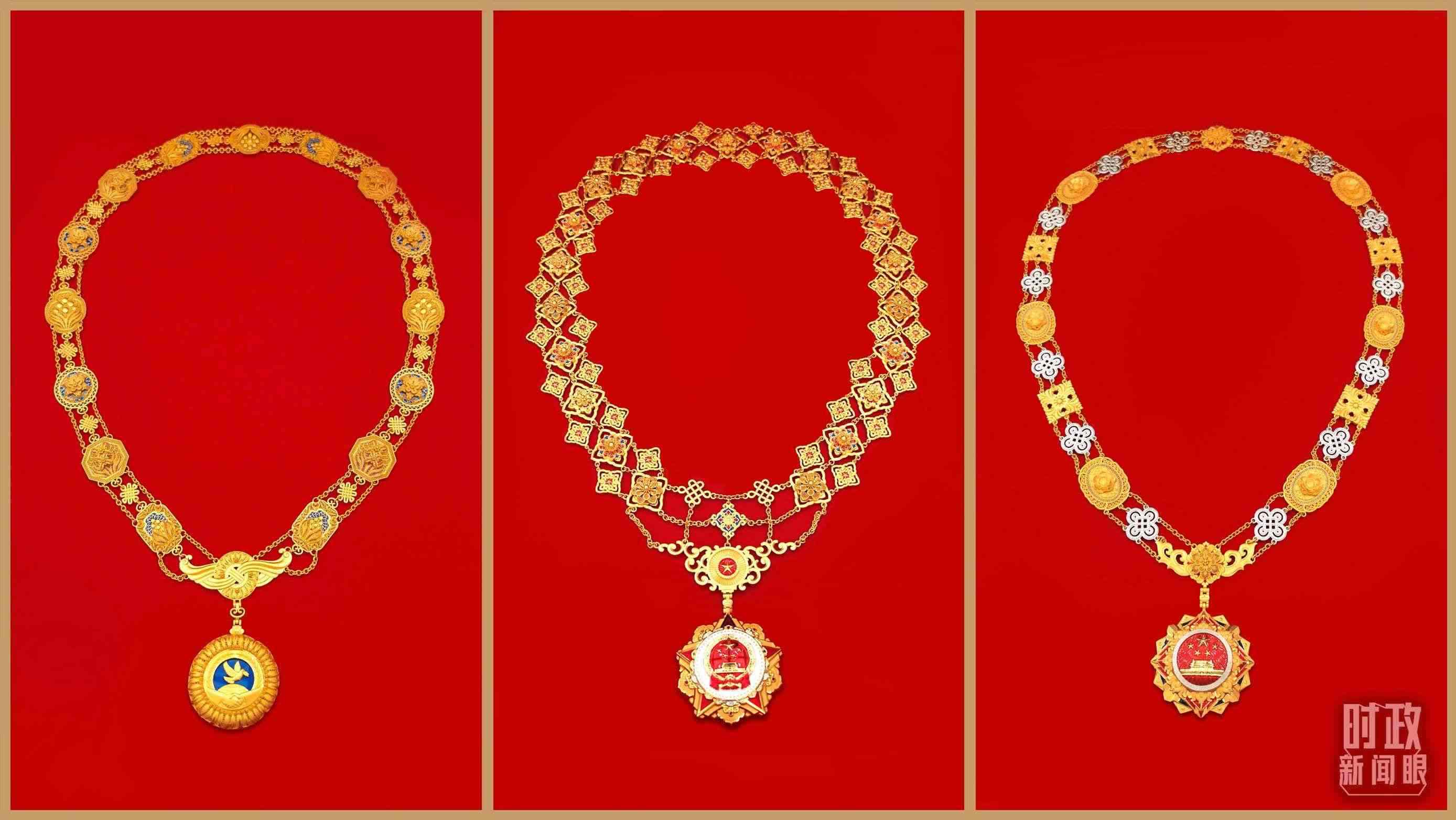 “共和國勛章”（中）、“友誼勛章”（左）和國家榮譽稱號獎?wù)拢ㄓ遥?。（總臺央視記者郭鴻、鄂介甫拍攝）