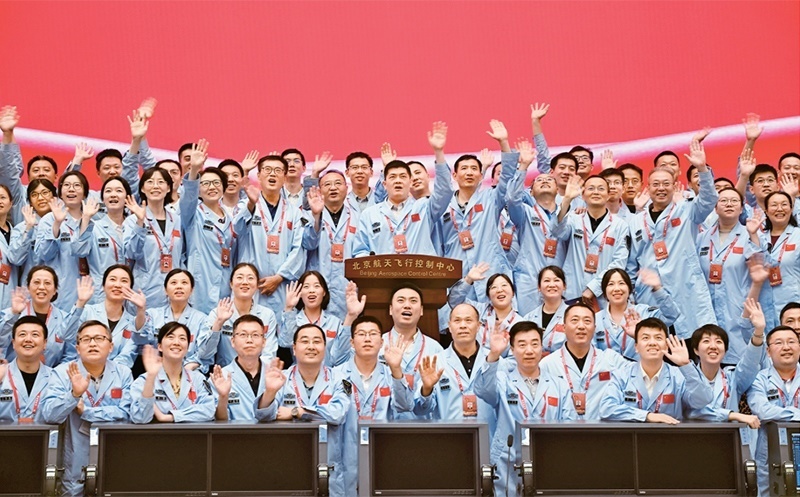 嫦娥六號完成了人類歷史上首次月球背面采樣，突破了多項(xiàng)關(guān)鍵技術(shù)，是我國建設(shè)航天強(qiáng)國、科技強(qiáng)國取得的又一標(biāo)志性成果，是我國探月工程的重要里程碑。圖為2024年6月25日，嫦娥六號任務(wù)圓滿成功后，工作人員在北京航天飛行控制中心合影。 新華社記者 金良快/攝