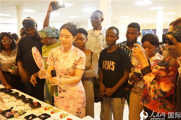 向尼日利亞觀眾介紹中國刺繡。人民網(wǎng)記者 姜宣攝