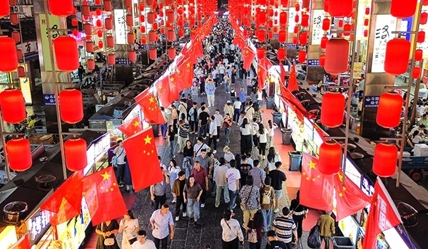 國慶臨近，河南省洛陽市老城歷史文化街區(qū)裝扮一新，國旗招展，處處洋溢著濃厚的國慶節(jié)日氛圍。來源：人民圖片網(wǎng)