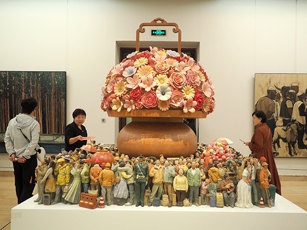 2024年9月28日，觀眾在中國美術館參觀“慶祝中華人民共和國成立75周年——第十四屆全國美術作品展覽進京作品展”。杜建坡攝。來源：人民圖片網(wǎng)