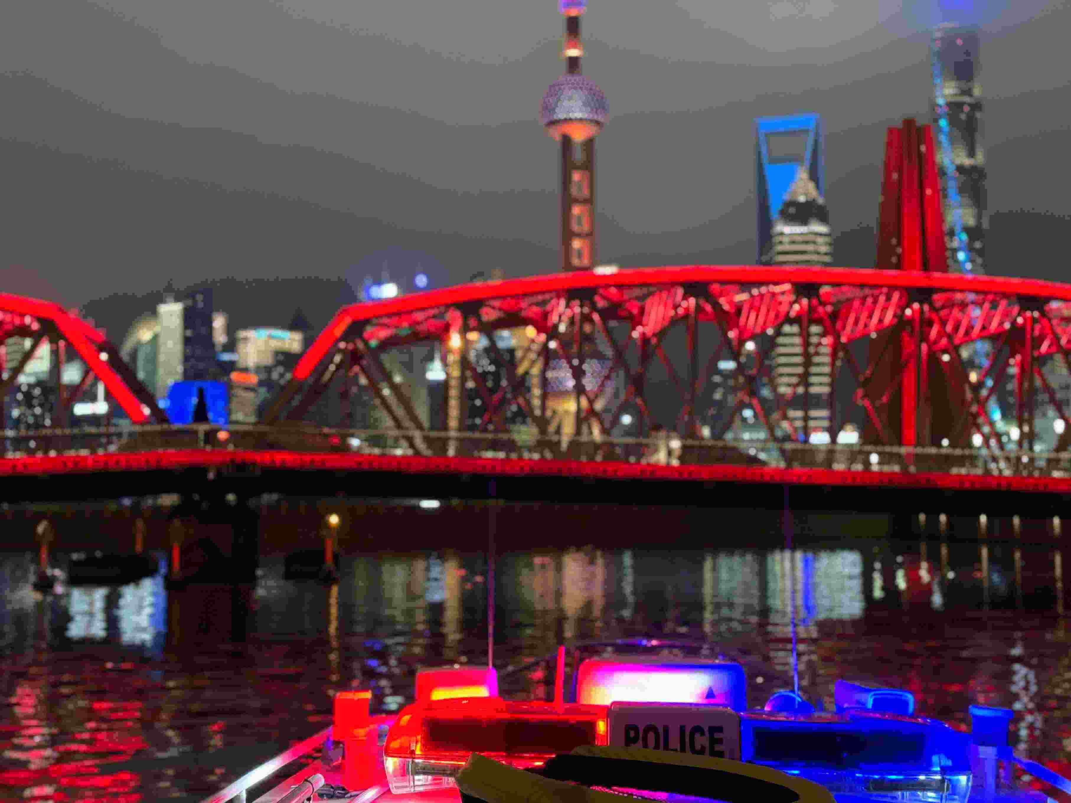 公安艇夜間巡邏。人民網(wǎng)記者 郝萍攝