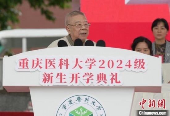 圖為陳宏礎(chǔ)教授為新生帶來“開學(xué)第一課”。中新網(wǎng)記者 周毅 攝