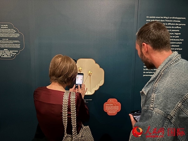  法國(guó)觀眾在展區(qū)拍照留念。人民網(wǎng)記者 于超凡攝