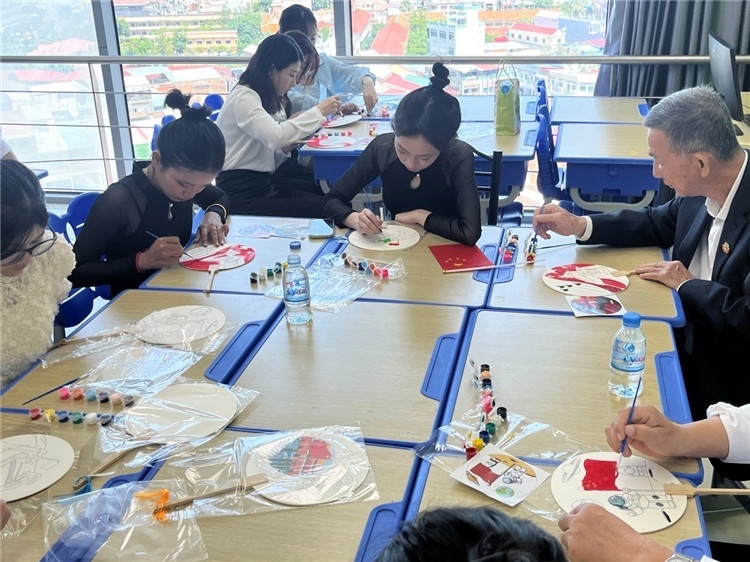 觀眾們?cè)隗w驗(yàn)畫扇。Sem Sophea攝