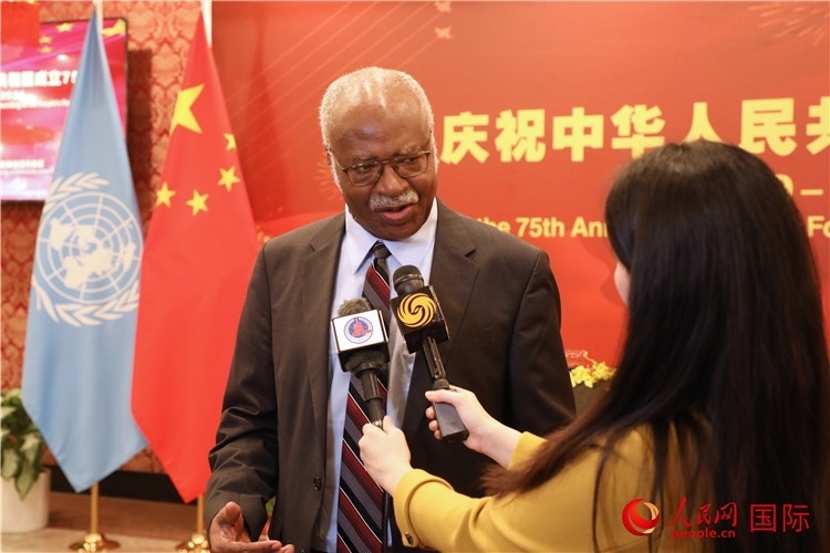 聯(lián)大主席菲勒蒙在招待會(huì)現(xiàn)場接受媒體采訪，他向中國政府和人民致以節(jié)日祝賀，表示中國的發(fā)展成就令人驚嘆。人民網(wǎng)記者 李志偉攝