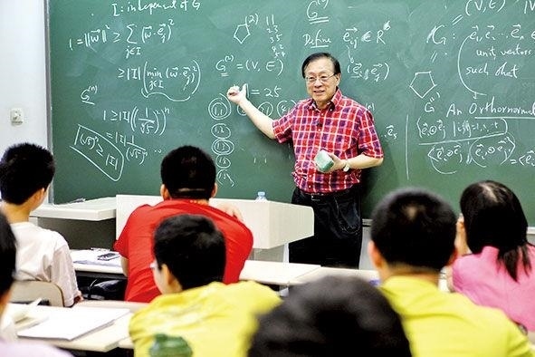 姚期智為清華大學(xué)學(xué)生授課。