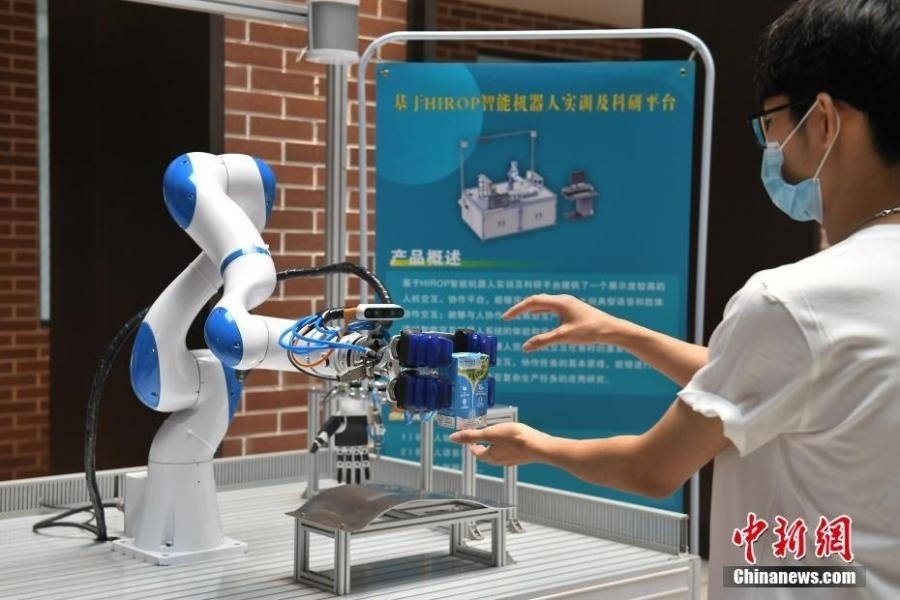  資料圖：高校為學(xué)生打造先進(jìn)科研平臺(tái)。中新社記者 陳楚紅 攝