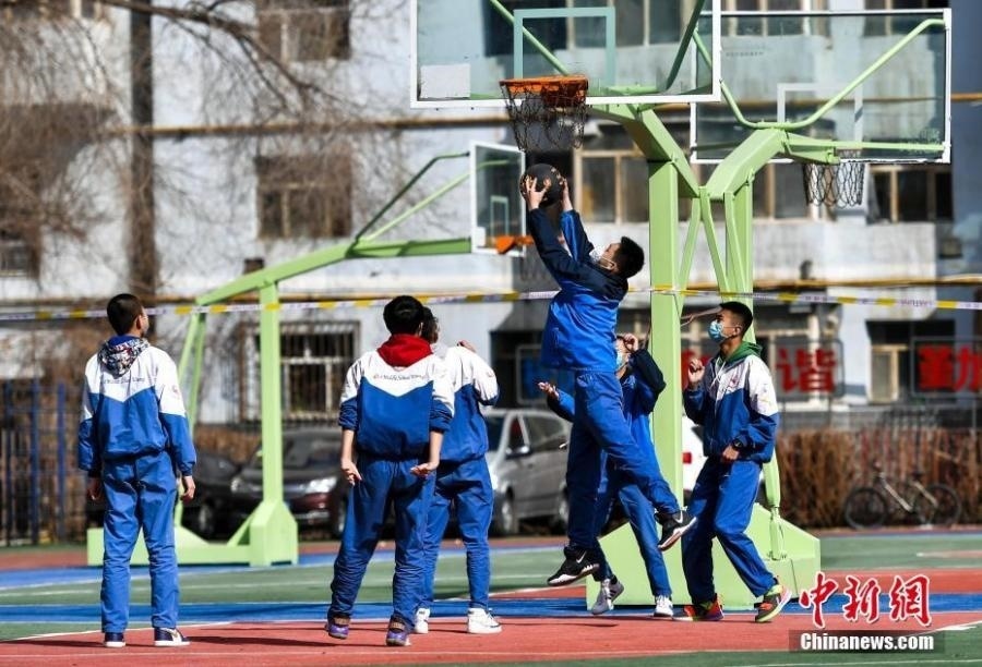 資料圖：初中生在課間休息時(shí)打籃球。中新社記者 劉新 攝