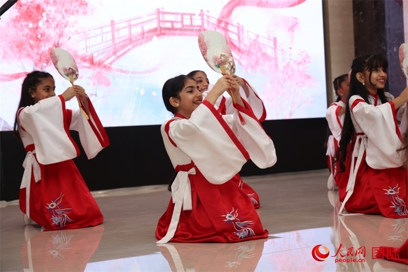 富查伊拉當地學校學生表演節(jié)目。人民網記者任皓宇攝