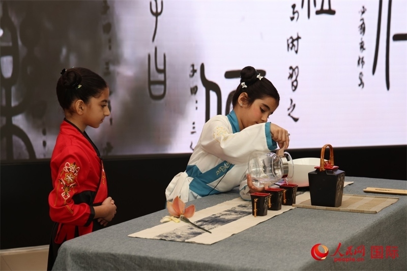 富查伊拉當地學校學生表演茶藝。人民網記者任皓宇攝