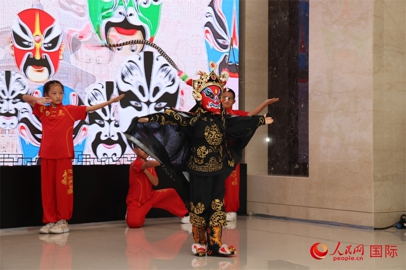 迪拜中國學校學生表演變臉。人民網記者任皓宇攝