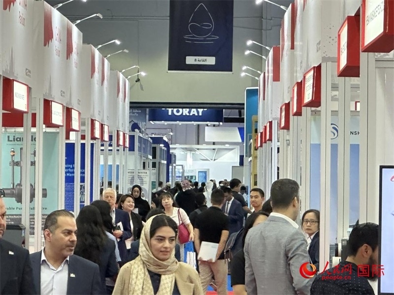 中國(guó)館前人頭攢動(dòng)。人民網(wǎng)記者管克江攝