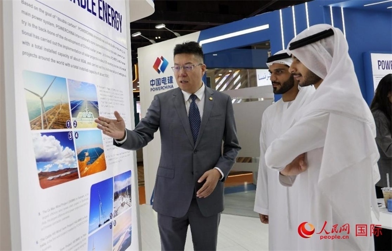 中國(guó)電建中東北非區(qū)域總部負(fù)責(zé)人向觀眾介紹公司承建的可再生能源項(xiàng)目。人民網(wǎng)記者 管克江攝