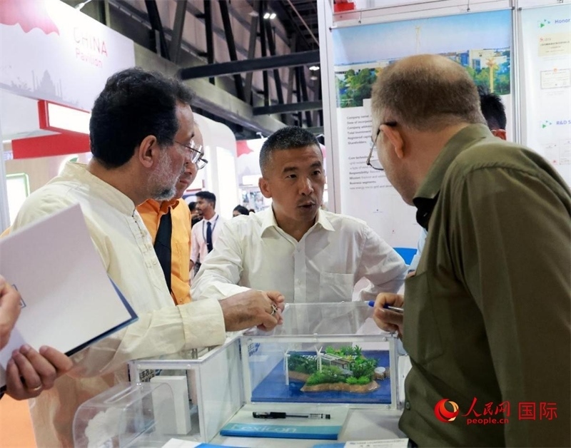 中企推出的綠色能源海水淡化系統(tǒng)吸引了參展商關(guān)注。人民網(wǎng)記者管克江攝