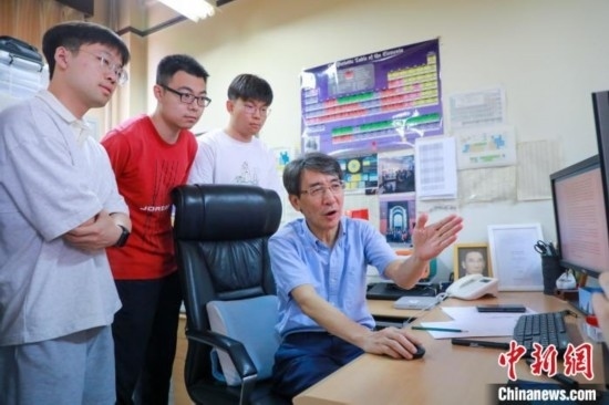 薛其坤在指導(dǎo)學(xué)生。 (受訪者供圖)