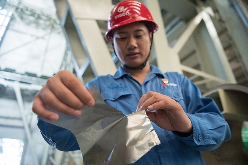 2018年8月8日，山西省太原市，太鋼不銹鋼精密帶鋼有限公司工作人員用手撕開不銹鋼。