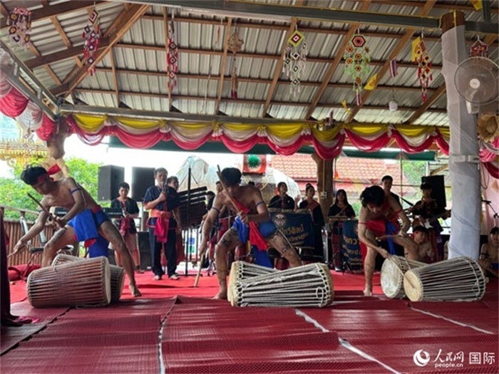 泰國藝術團體給游客表演當?shù)貍鹘y(tǒng)舞蹈。人民網記者 簡承淵攝