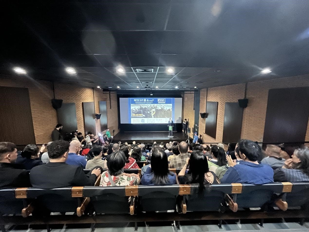 當(dāng)?shù)貢r間10月3日晚，由巴西圣保羅州立大學(xué)孔子學(xué)院舉辦的第九屆圣保羅中國電影展在圣保羅文化中心拉開帷幕。巴西圣保羅州立大學(xué)孔子學(xué)院供圖