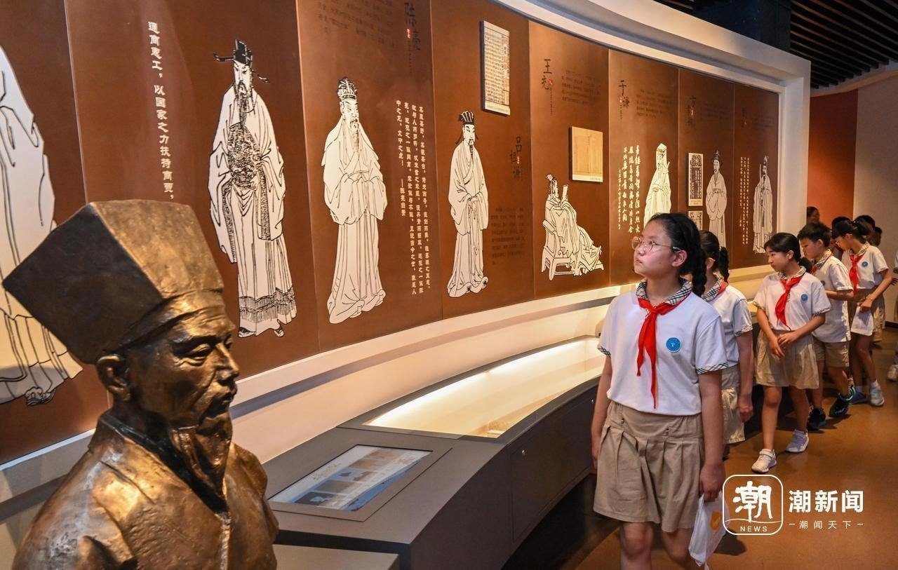 來自杭州市政苑小學(xué)的學(xué)生走進(jìn)浙江省檔案館“大寫浙江人”展廳，近距離“觸摸”歷史、走進(jìn)榜樣、聆聽故事，激發(fā)愛黨愛國愛家熱情。記者 董旭明 攝