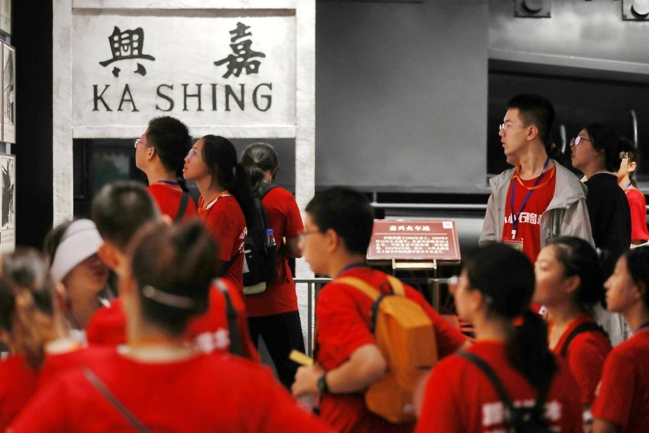 青少年參觀嘉興市南湖革命紀(jì)念館。拍友 金鵬 攝