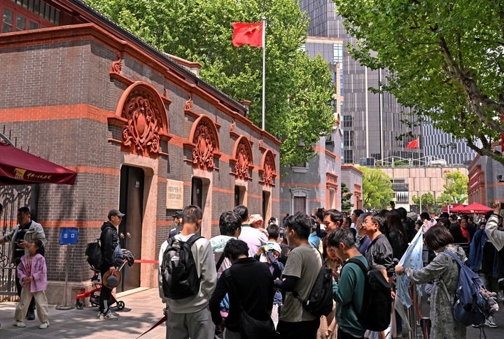 2024年5月3日，游客在位于上海的中共一大會(huì)址前參觀。新華社記者 劉穎 攝