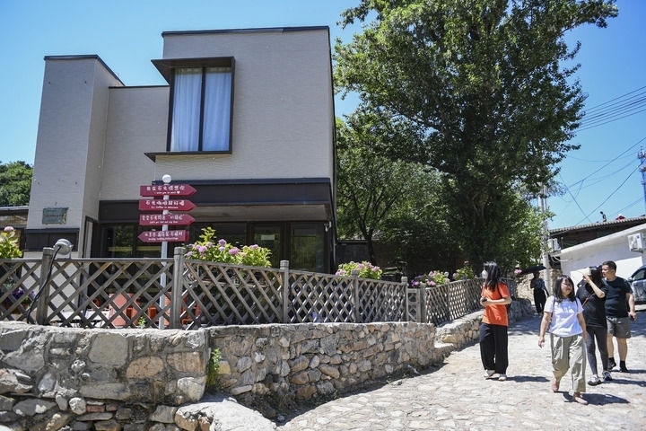 游客在北京延慶石峽村觀光（2024年6月1日攝）。新華社記者 陳鐘昊 攝