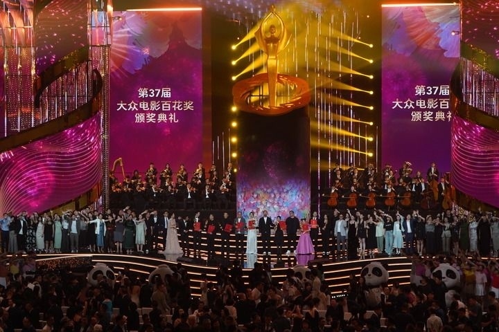 2024年8月4日，在四川成都，第37屆大眾電影百花獎(jiǎng)獲獎(jiǎng)?wù)吆痛蟊娫u(píng)審在舞臺(tái)上合影。新華社記者 唐文豪 攝