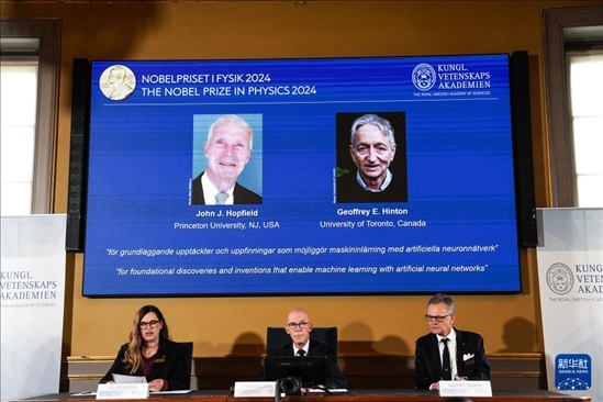10月8日，在瑞典斯德哥爾摩舉行的2024年諾貝爾物理學(xué)獎(jiǎng)公布現(xiàn)場(chǎng)，屏幕顯示獎(jiǎng)項(xiàng)得主美國(guó)普林斯頓大學(xué)的約翰·霍普菲爾德和加拿大多倫多大學(xué)的杰弗里·欣頓。新華社記者 彭子洋 攝