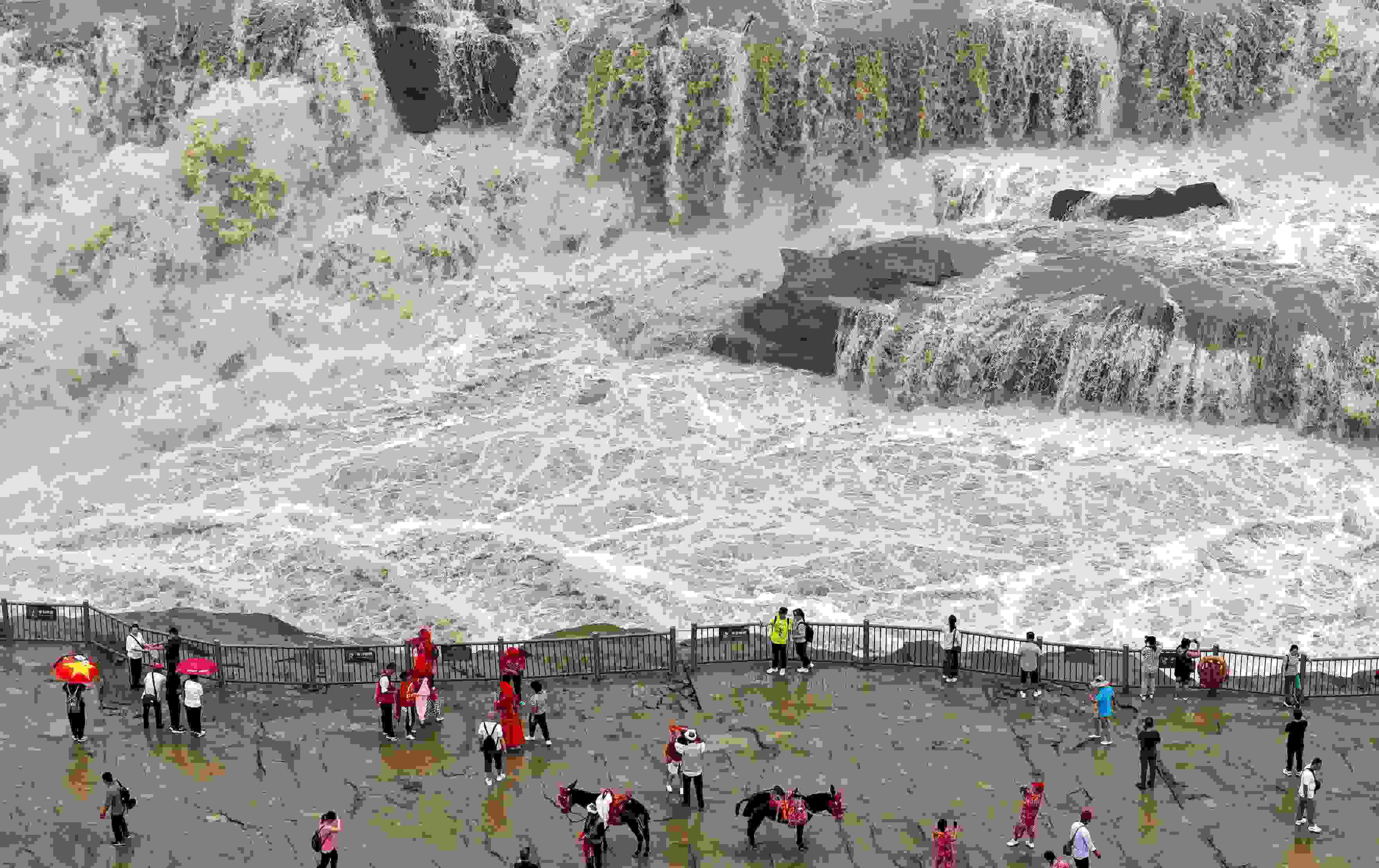 △2024年9月，游客在黃河壺口瀑布景區(qū)游覽。