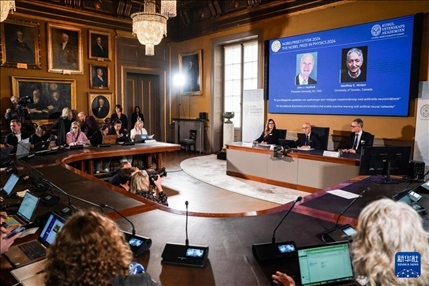 10月8日，在瑞典斯德哥爾摩舉行的2024年諾貝爾物理學(xué)獎(jiǎng)公布現(xiàn)場(chǎng)，屏幕顯示獎(jiǎng)項(xiàng)得主美國(guó)普林斯頓大學(xué)的約翰·霍普菲爾德和加拿大多倫多大學(xué)的杰弗里·欣頓。新華社記者 彭子洋 攝