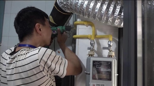 北京市石景山區(qū)工作人員上門安裝燃?xì)夤艿?。圖片來源：北京市石景山區(qū)委組織部