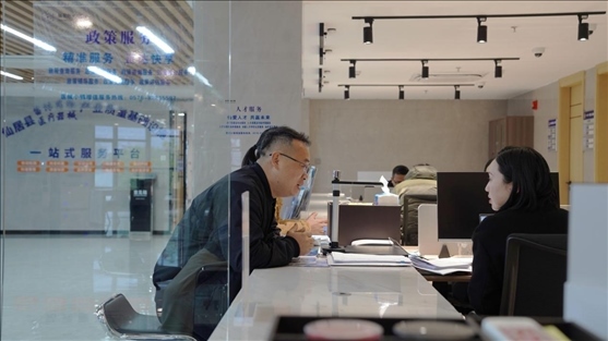 浙江省臺州市辦事群眾在政務(wù)服務(wù)中心咨詢業(yè)務(wù)辦理相關(guān)問題。圖片來源：人民網(wǎng)浙江頻道