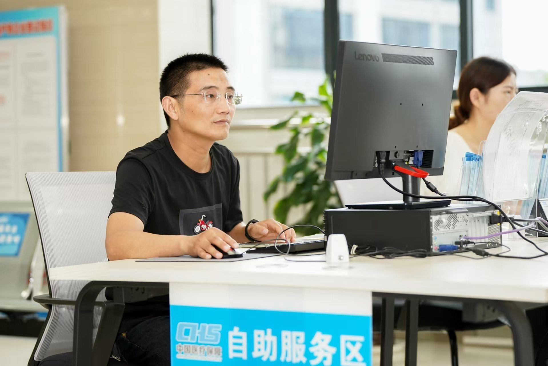 安徽省池州市市民在政務(wù)服務(wù)大廳自助辦理業(yè)務(wù)。圖片來源：人民網(wǎng)安徽頻道