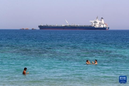 這是10月8日在埃及蘇伊士灣拍攝的行駛中的船只。新華社記者 隋先凱 攝