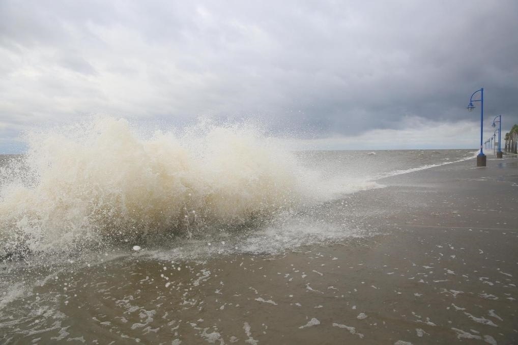 2020年9月15日，受颶風(fēng)“薩莉”影響，美國路易斯安那州新奧爾良的龐恰特雷恩湖巨浪拍岸。新華社發(fā)（魏蘭攝）