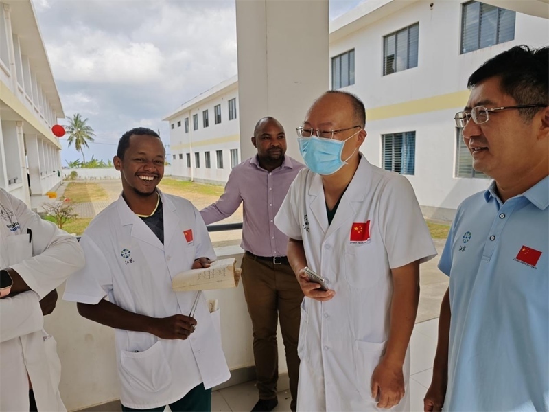 中桑醫(yī)護人員合作愉快。中國援桑醫(yī)療隊 供圖