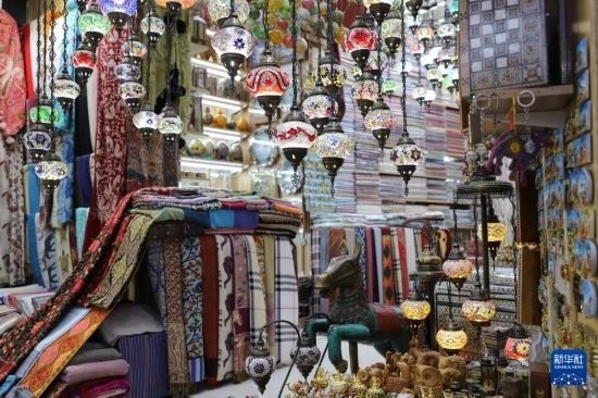 這是10月8日在阿曼首都馬斯喀特的穆特拉市集拍攝的一家店鋪。新華社記者 汪強 攝