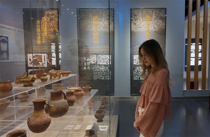 麗娜在吐魯番博物館參觀。劉妍希攝