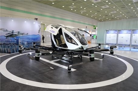 “智慧生活周”博覽會(huì)上展出的低空飛行器。人民網(wǎng)記者 莽九晨攝
