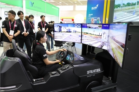 “智慧生活周”博覽會(huì)上展示的模擬駕駛系統(tǒng)。人民網(wǎng)記者 莽九晨攝