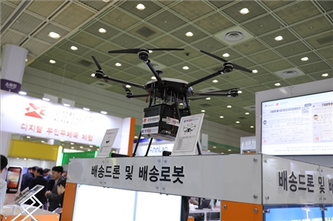 “智慧生活周”博覽會(huì)上展出的快遞無人機(jī)。人民網(wǎng)記者 莽九晨攝