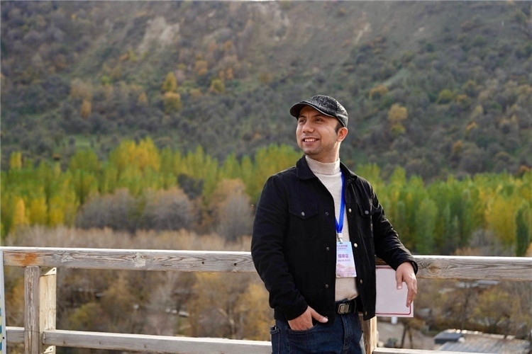 阿布德吾力參加“萬(wàn)人說(shuō)新疆”優(yōu)秀作者媒體行活動(dòng)留影。受訪者供圖