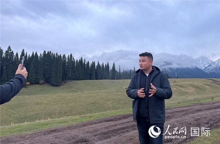 在庫(kù)爾德寧，吾買(mǎi)爾江被雪山美景震撼，即興錄制了短視頻作品。人民網(wǎng)記者曾書(shū)柔攝